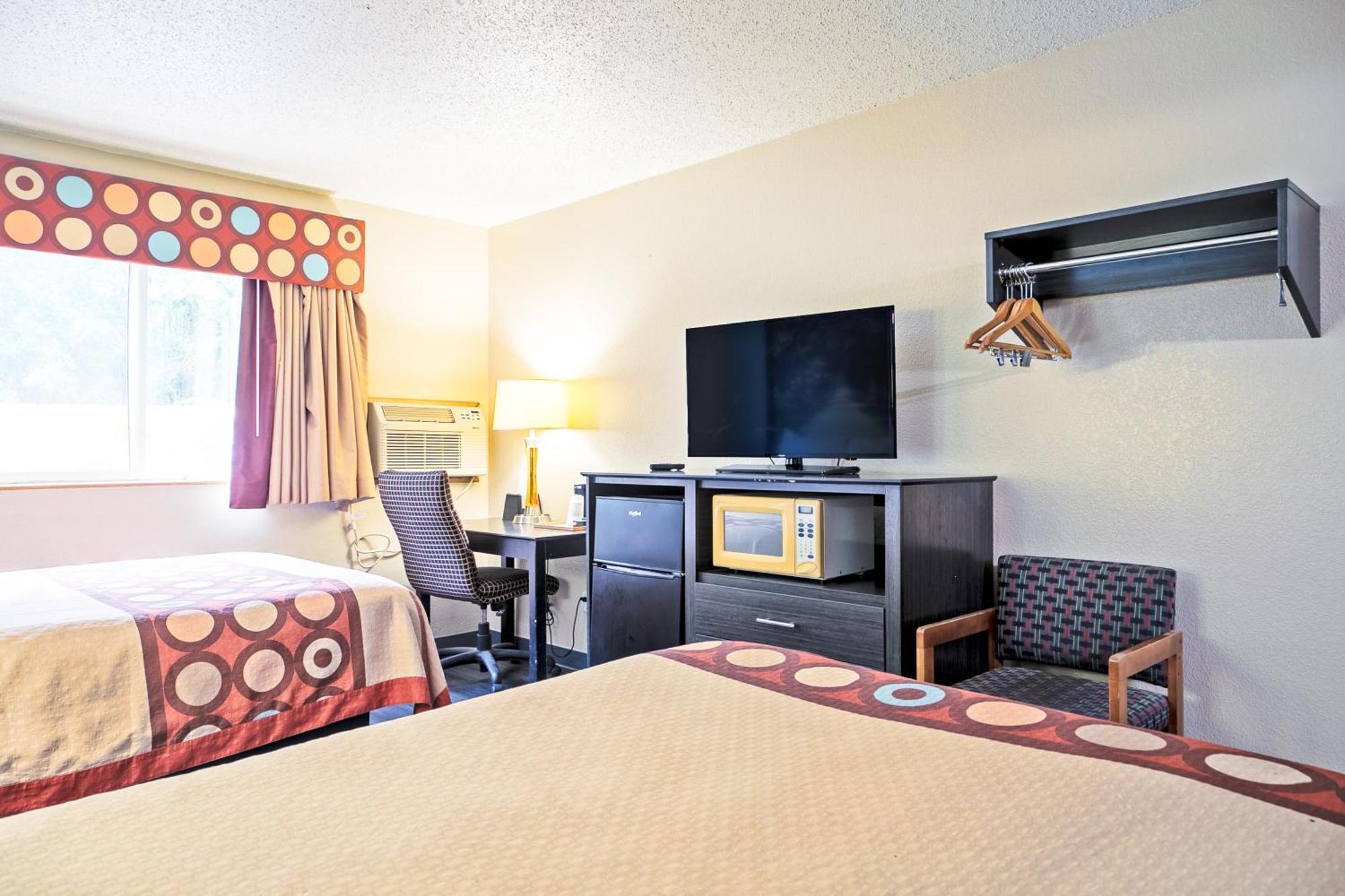 Super 8 By Wyndham Ft Eisenhower Area Motel